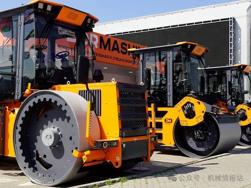 1. Bulldozer for sale in Russia 2. Construction vehicle 3. Engineering construction equipment made in China 4. Multipurpose grader made in China